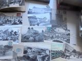 de nombreuses vieilles photos accrochées au mur de cette pièce
