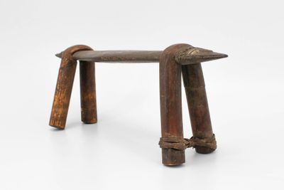 Appuie-nuque orné à chaque extrémité d'une tête de crocodile…