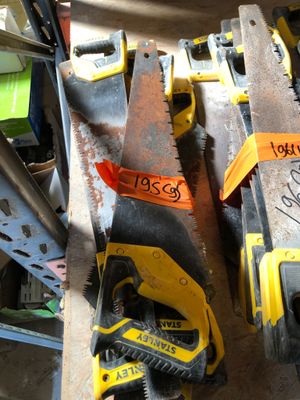 de nombreux outils posés ensemble sur une table