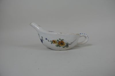 Biberon de malade en faïence à décor de polychromie de bouqu…