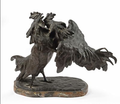 une statue représentant deux oiseaux qui se disputent l'un l'autre
