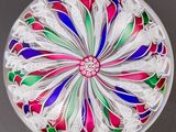 une plaque de verre ornée d'un motif floral multicolore