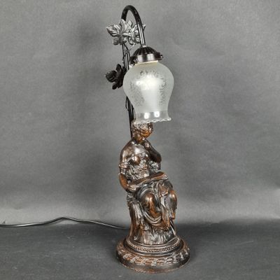 Lampe à poser en résine à l'imitation du bronze à décor d'un…