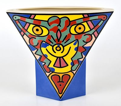 un vase orné d'un motif coloré sur un fond blanc