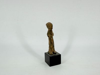 statue d'une femme debout sur un socle noir, sur fond blanc