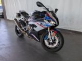 une moto qui est garée dans un garage