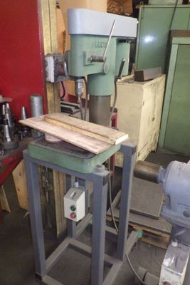 une machine posée sur une table dans une pièce