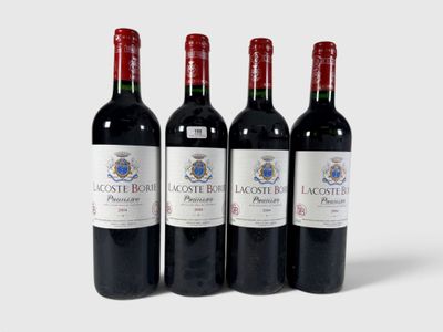 trois bouteilles de vin rouge posées l'une à côté de l'autre sur une surface blanche