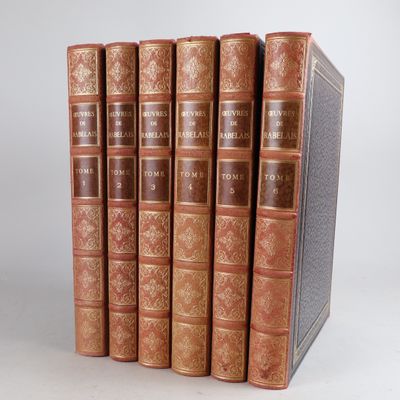quatre livres sont alignés sur une surface blanche
