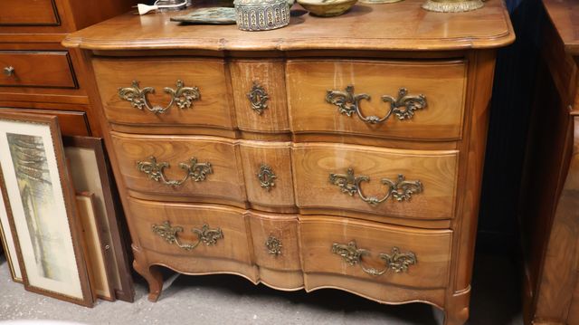 Commode arbalète ouvrant à 3 tiroirs. 20ème.  H 88 L 105 l 51 cm