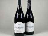 deux bouteilles de vin rouge posées l'une à côté de l'autre sur une table