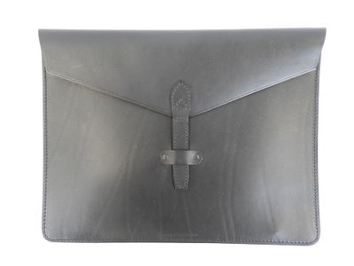 un étui en cuir gris pour iPad, muni d'un fermoir sur le devant