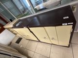 un meuble qui se trouve au milieu d'une pièce