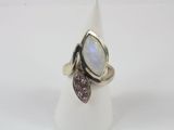 un gros plan d'une bague ornée d'une pierre blanche et d'une pierre violette