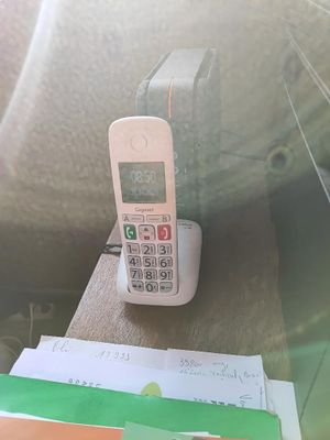 un téléphone portable posé sur une table