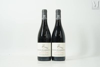 deux bouteilles de vin posées l'une à côté de l'autre sur une table