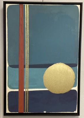 peinture abstraite dans les tons de bleu, jaune et rouge, avec un cercle doré