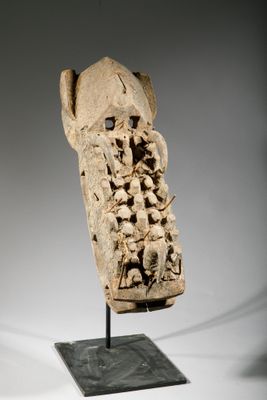 une photo d'une sculpture représentant une tête posée sur un socle