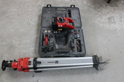 un outil posé par terre à côté d'une boîte à outils