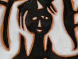 un dessin en noir et orange représentant une femme avec un chat sur la tête
