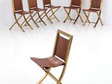 six chaises disposées en cercle au milieu d'une pièce