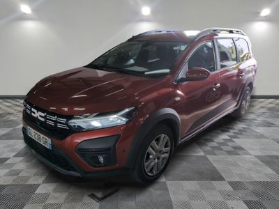 la voiture rouge est garée dans le garage sur un sol en damier
