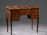 un bureau ancien en bois comportant deux tiroirs et un tiroir situé en dessous