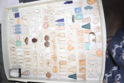 un plateau blanc sur lequel sont disposés divers objets