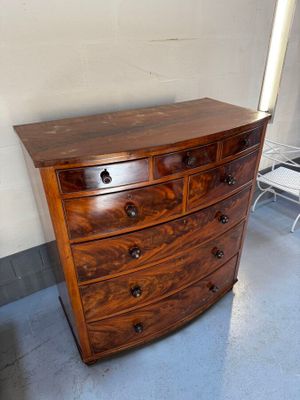 une commode en bois dans le coin d'une pièce