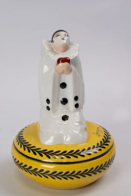 une petite figurine représentant un bonhomme de neige posée sur un bol jaune