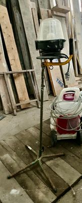 une machine posée sur une palette dans une pièce