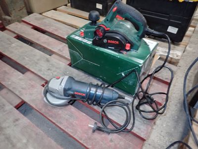 a picture of a corded sander and a sander on a pallet