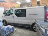 une camionnette blanche garée dans un garage