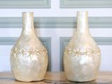 deux vases posés sur une table