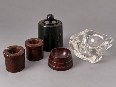 plusieurs morceaux de verre et de bois sont posés sur une table