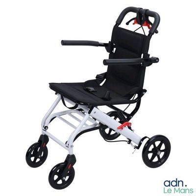 un gros plan d'un fauteuil roulant avec ses roues et son siège sur fond blanc