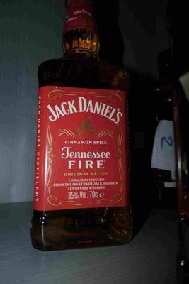 une bouteille de Jack Daniels Tennessee Rye posée sur une table