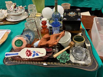 un plateau posé sur une table et sur lequel se trouvent divers objets
