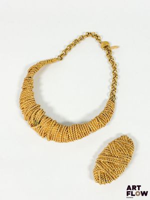 une photo d'un collier et d'un bracelet en or avec un fermoir en or