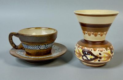 QUIMPER Tasse et sous-tasse en grès émaillé à décor d'une fr…