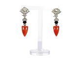 gros plan d'une paire de boucles d'oreilles sur un support