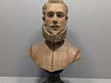 un gros plan sur le buste d'un homme barbu