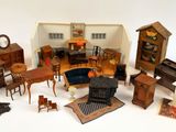 de nombreux meubles miniatures posés sur une surface blanche