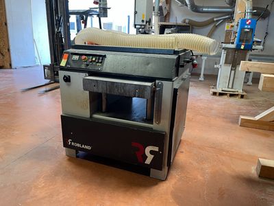 une machine posée sur le sol d'une pièce