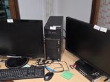 deux écrans d'ordinateur et un clavier sur un bureau