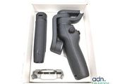 un pistolet dans une boîte contenant un couteau