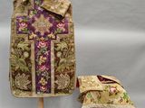 deux pièces de tissu sur un mannequin et une pièce de tissu sur un support