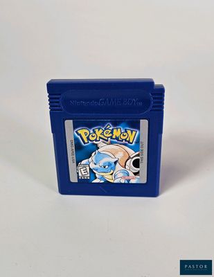 un étui bleu pour Game Boy sur lequel figure l'image d'un personnage de Pokémon