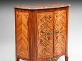 une armoire ancienne en bois, dotée d'un plateau en marbre et de tiroirs