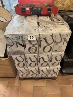 une pile de bagages posée sur un tas de cartons